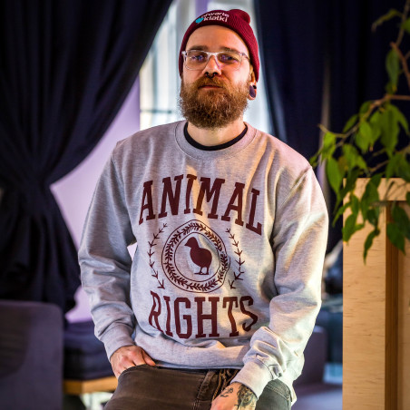 Szara bluza Animal Rights University na modelu