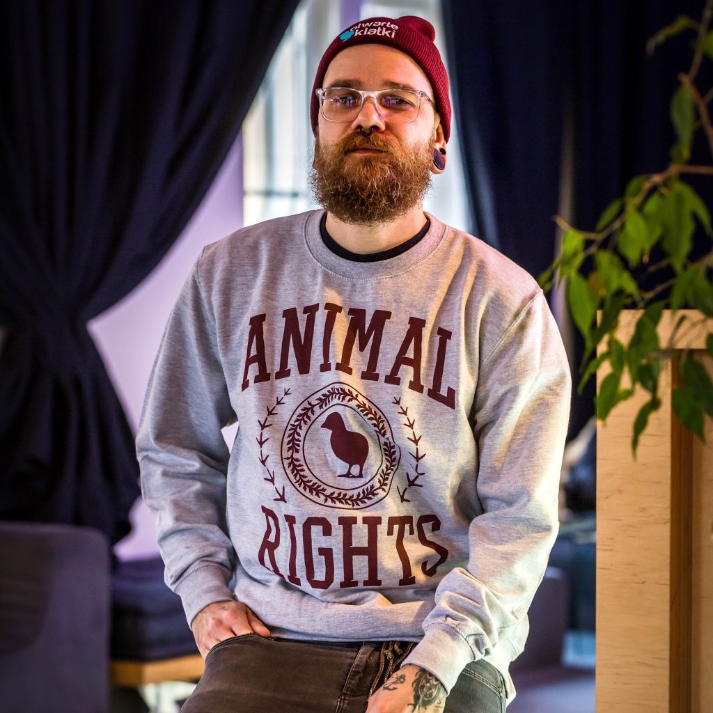 Szara bluza Animal Rights University na modelu