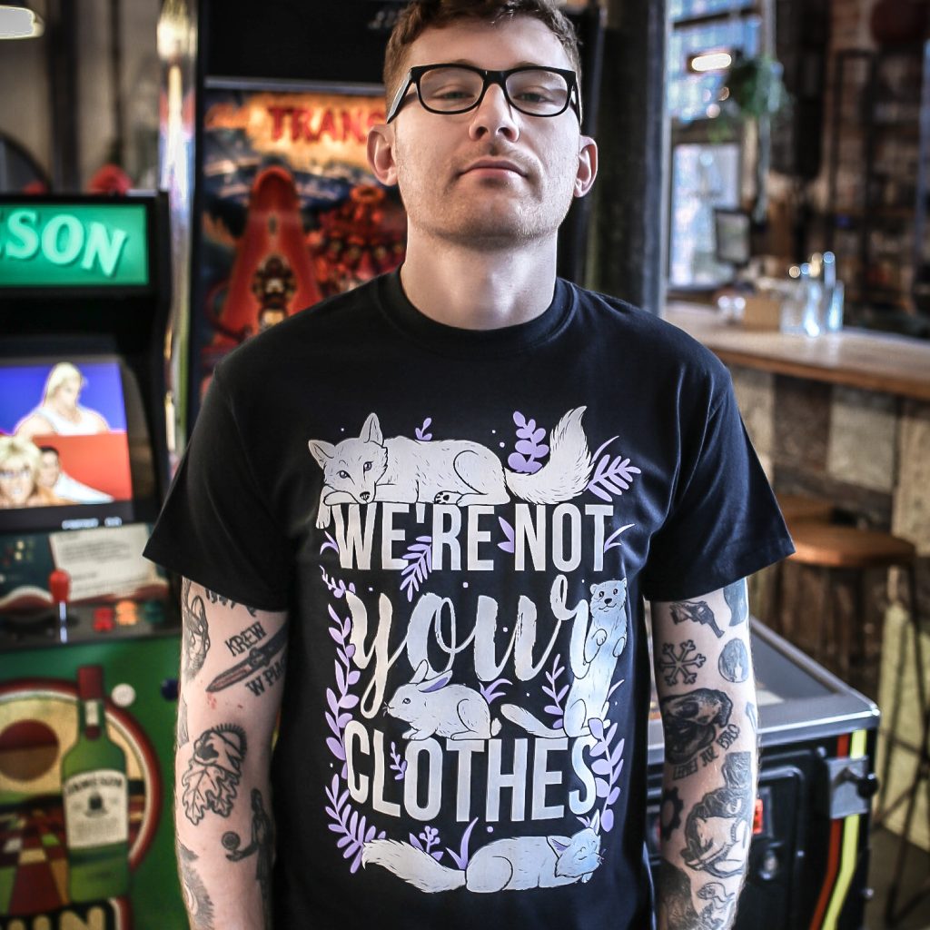 T-shirt z nadrukiem zwierząt i napisem "We're not your clothes"